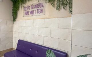 Street Media оформила неоновую вывеску и интерьер «Центра детских инициатив» для лицея № 8 им. Н.Н. Рукавишникова